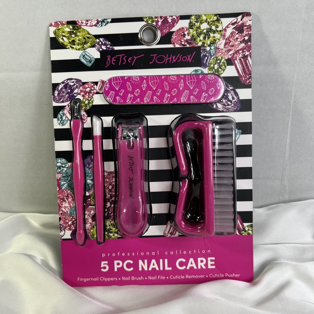 NEW IN BOX BETSEY JOHNSON 5 Piece Manicure set self care‎ beauty Nail Clippers